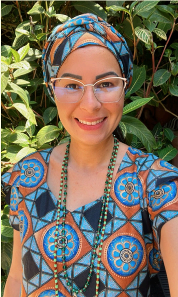 Mãe Maiza Francini sorrindo em meio às ervas